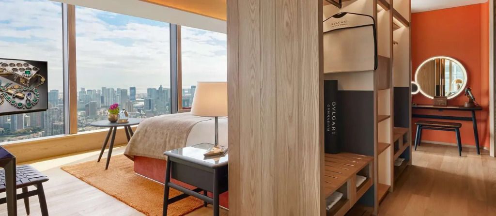Moderne und elegante Details in der Suite mit Stadtblick im Bvlgari Hotel Tokyo