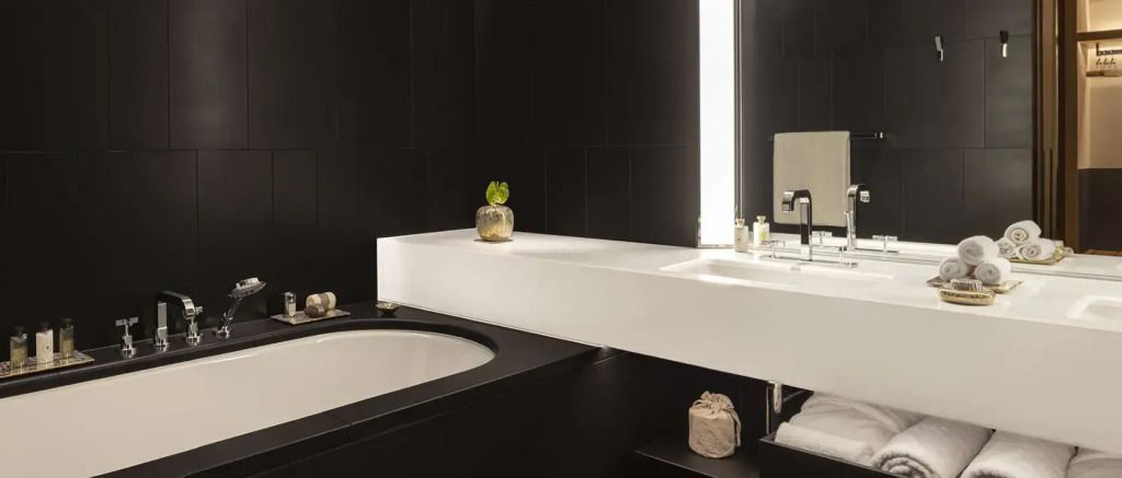 Luxuriöses Badezimmer mit stilvollem Design im Bvlgari Hotel Tokyo