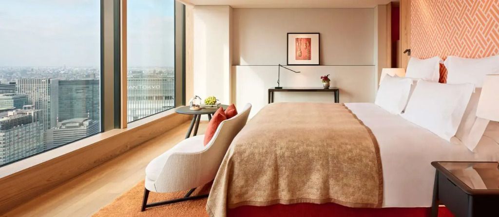 Modernes Premium Doppelzimmer mit stilvoller Einrichtung und großen Fenstern