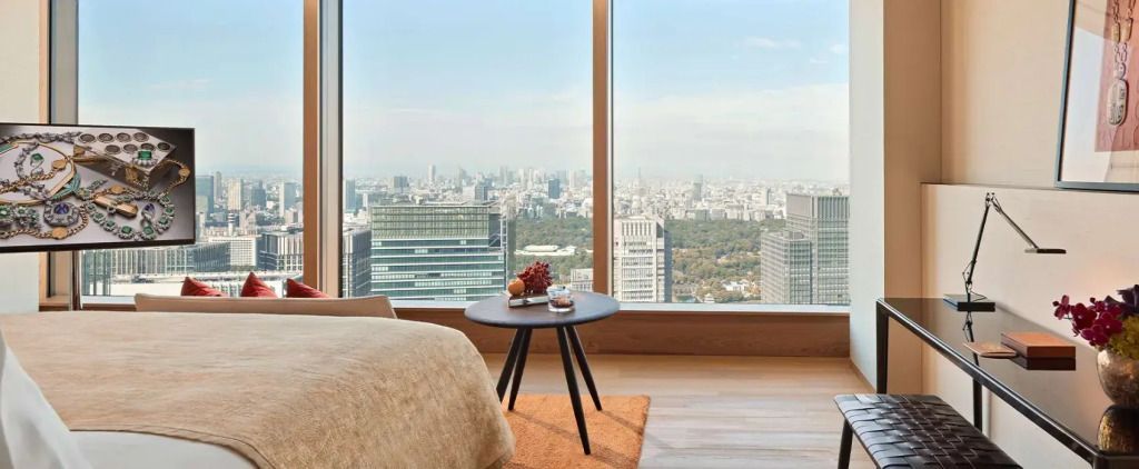 Tisch im Premiumzimmer mit herrlichem Blick auf Tokyo