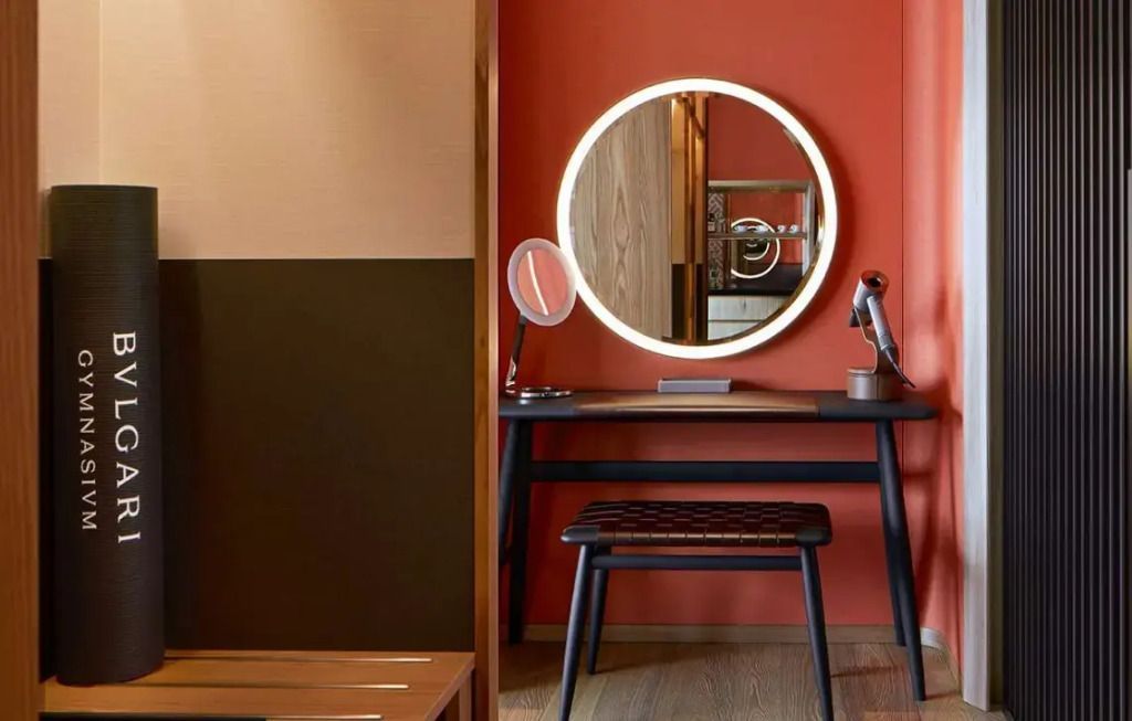 Schminktisch im Premiumzimmer mit Spiegel und Designerstühlen