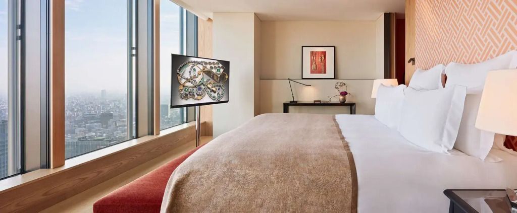 Elegant eingerichtetes Schlafzimmer mit Doppelbett und Skyline-Blick