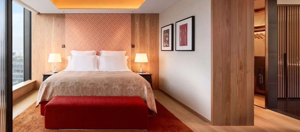 Ruhiges Schlafzimmerdesign mit warmen Holzakzenten und Kunstwerken an der Wand