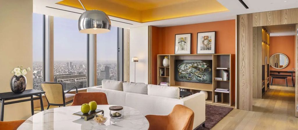 Moderner Wohnraum mit stilvollem Sitzbereich und Blick auf die Stadt