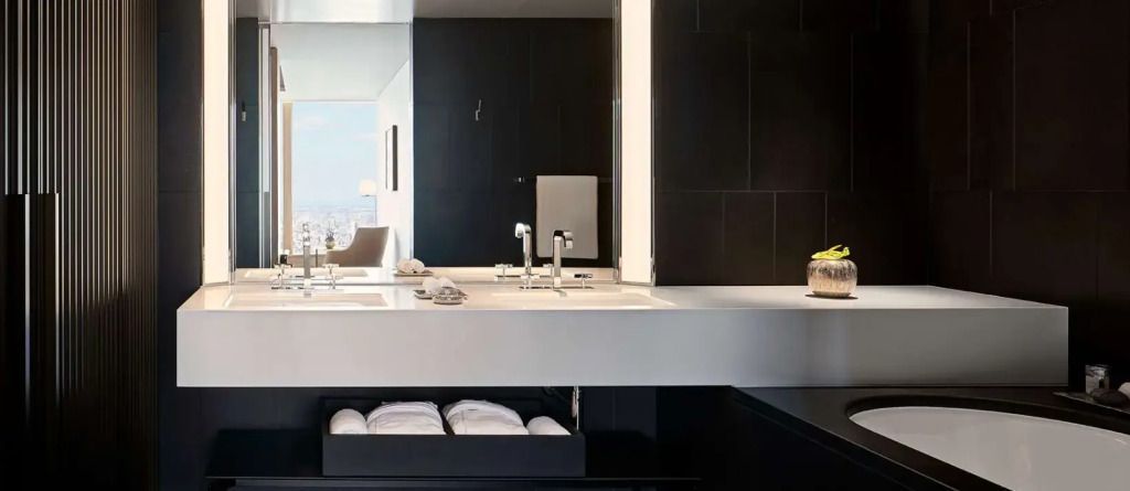 Modernes Badezimmer-Design mit Blick auf die Stadt durch ein großes Fenster