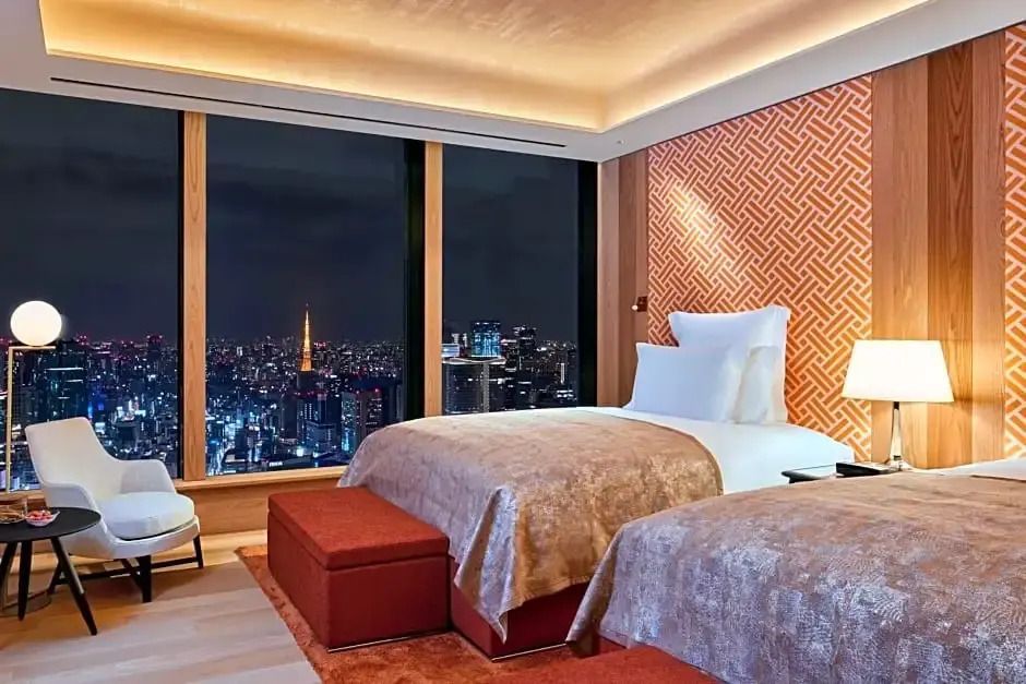 Superior Doppelzimmer mit Skyline-Aussicht und zwei Einzelbetten bei Nacht in Tokyo