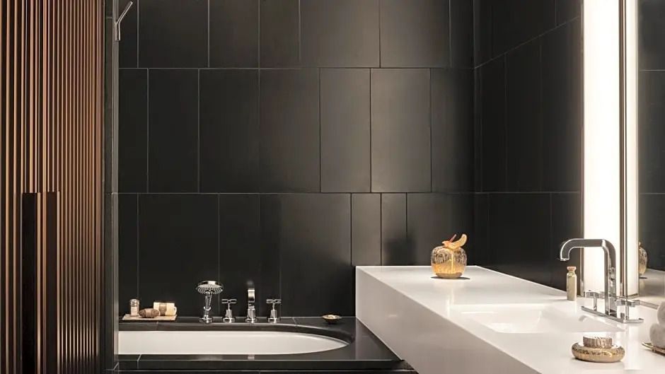 Modernes Badezimmer mit stilvollen schwarzen Fliesen im Bvlgari Hotel Tokyo