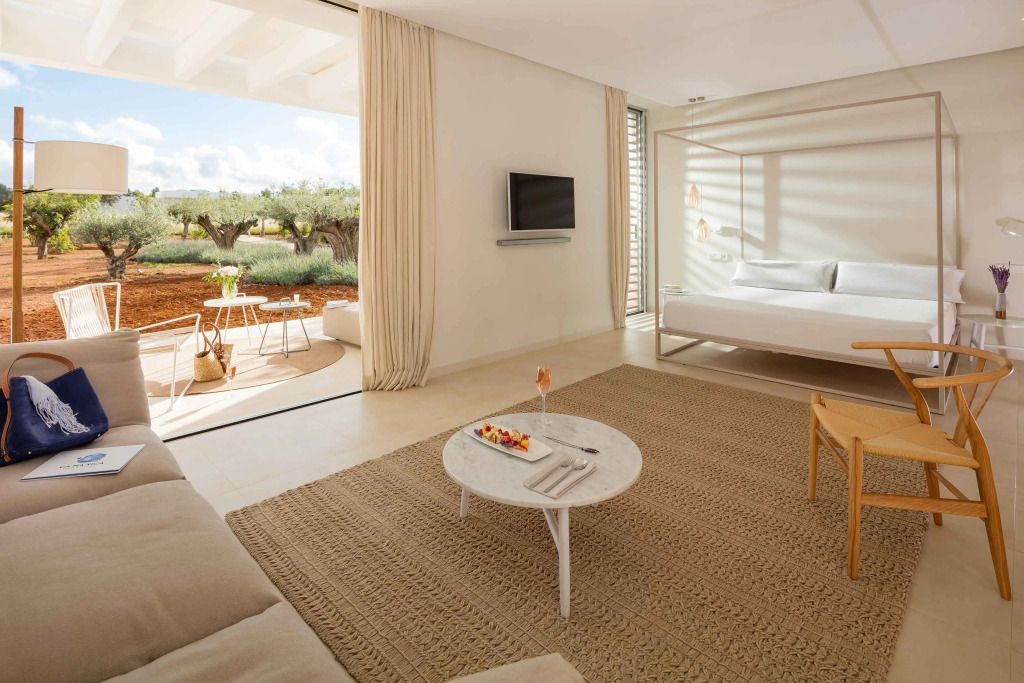 Moderne Suite mit Terrasse und Blick auf Olivenhaine