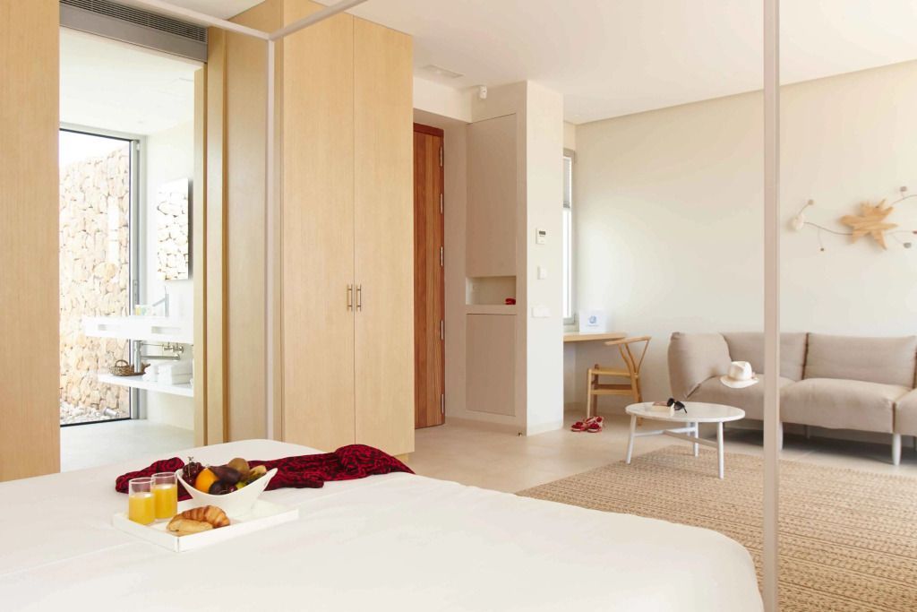 Geräumiges Schlafzimmer mit modernem Interieur und Sitzbereich
