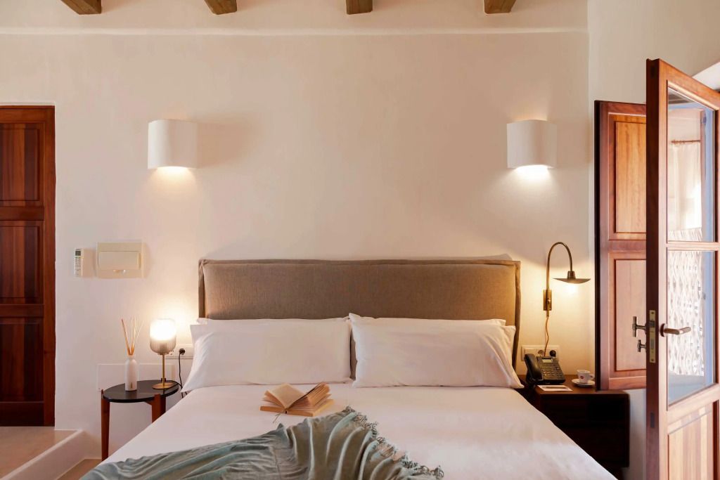 Gemütliches Doppelzimmer mit Leselampe und offener Decke