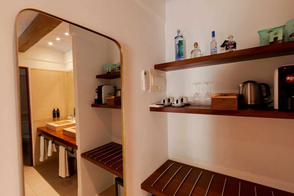 Mini-Bar mit edlen Spirituosen im Ca Na Xica Hotelzimmer