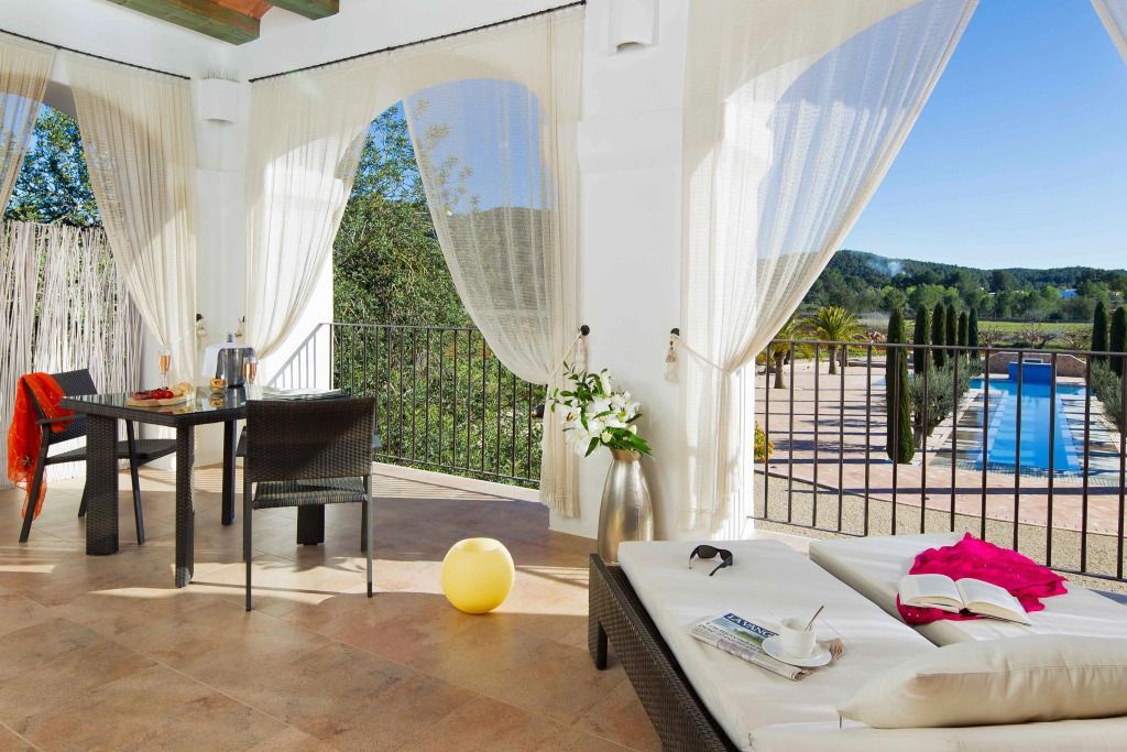 Lichtdurchfluteter Balkon mit elegantem Sitzbereich und Blick auf die Natur