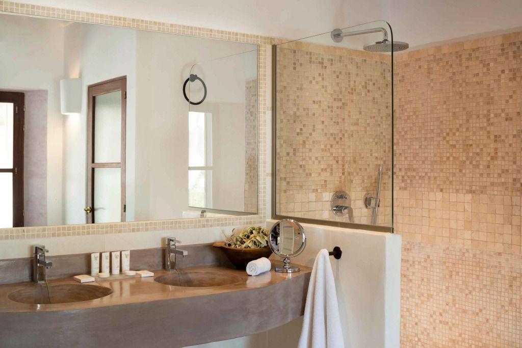 Modernes Badezimmer mit großer Dusche und eleganten Waschbecken