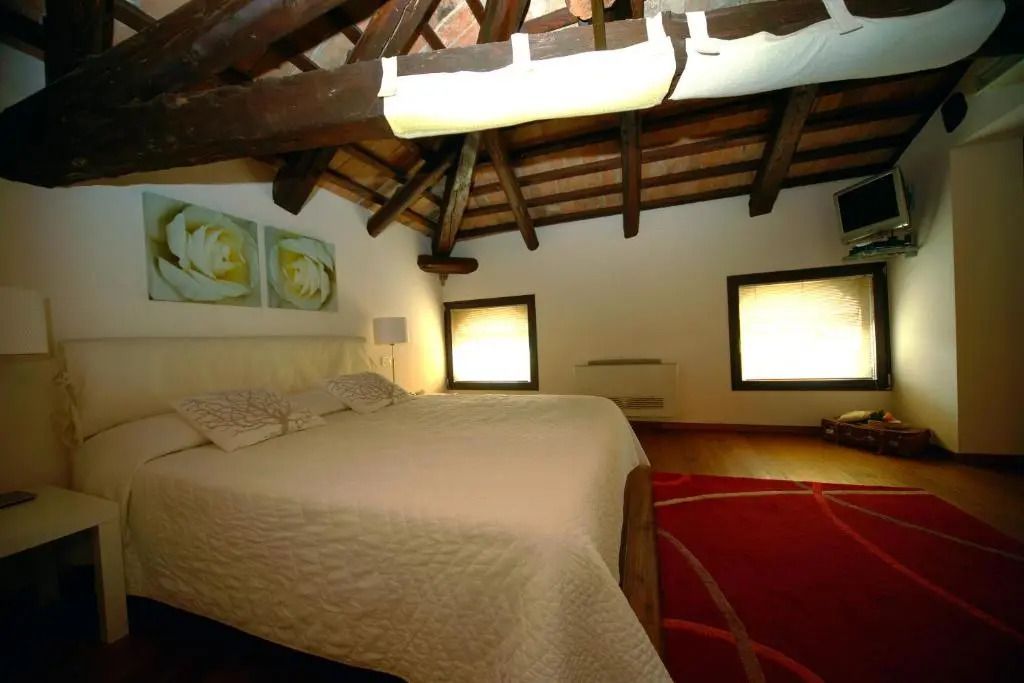 Geräumiges Schlafzimmer in der Junior-Suite mit rustikalen Holzdeckenbalken