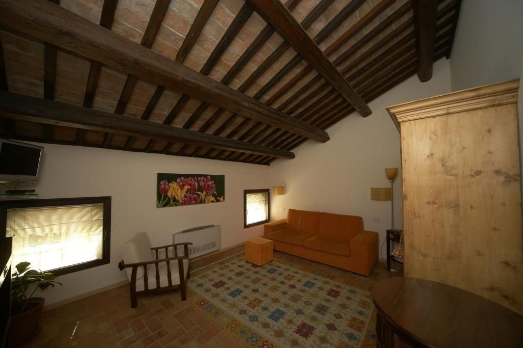 Wohnbereich der Junior-Suite mit gemütlichem Sofa und Holzbalkendecke
