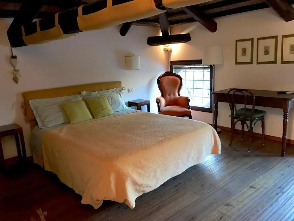 Gemütliches Standard Doppelzimmer mit Holzdecke und Doppelbett im Ca' Sagredo Hotel.