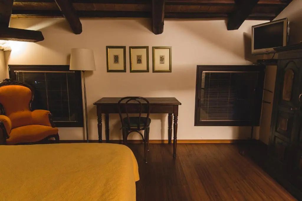 Holzbalkendecke und Schreibtisch in einem Standard Doppelzimmer des Ca' Sagredo Hotels.
