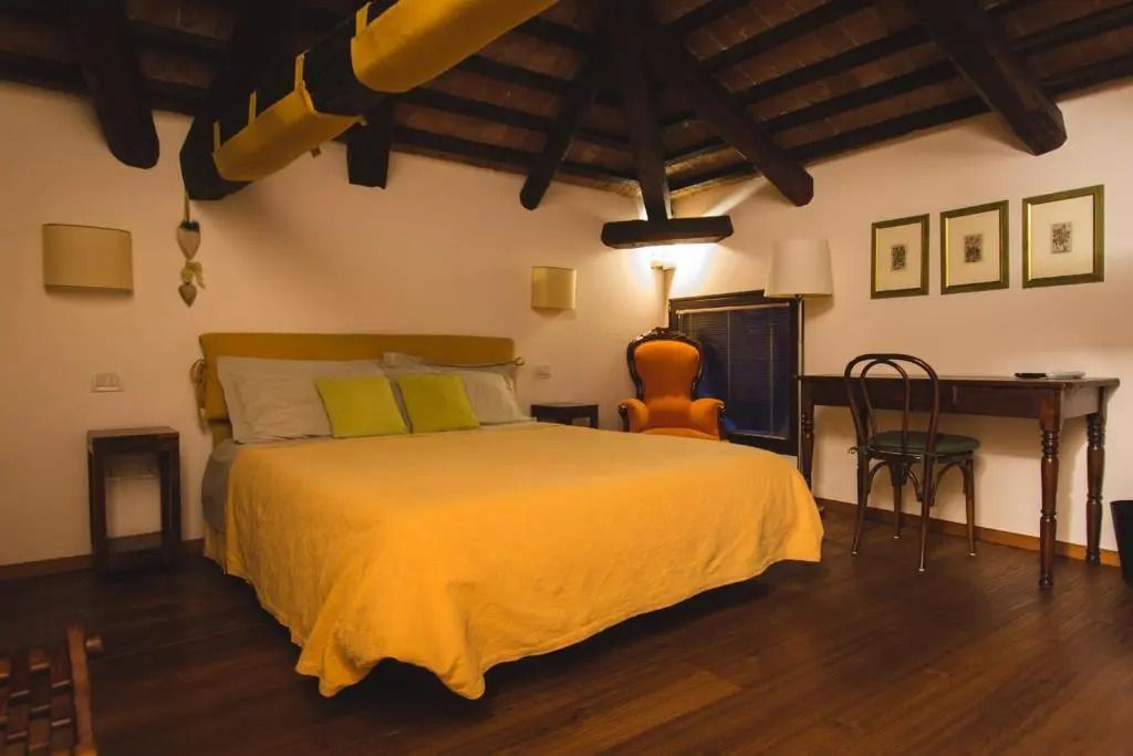 Einladendes Doppelzimmer mit warmen Farben und Holzdetails im Ca' Sagredo Hotel.