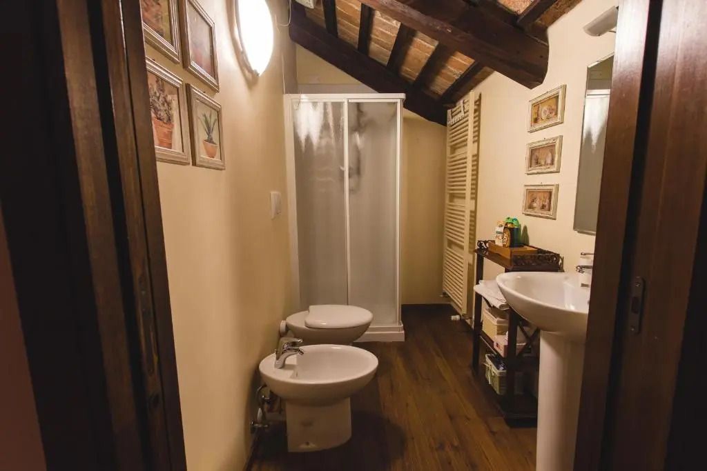 Badezimmer mit Dusche und Holzbalkendecke im Ca' Sagredo Hotel.