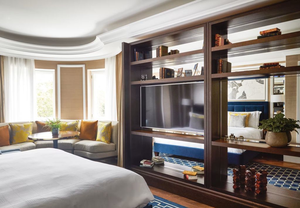 Elegantes Zimmer mit großem TV, gemütlicher Sofa-Ecke und stilvoller Einrichtung.