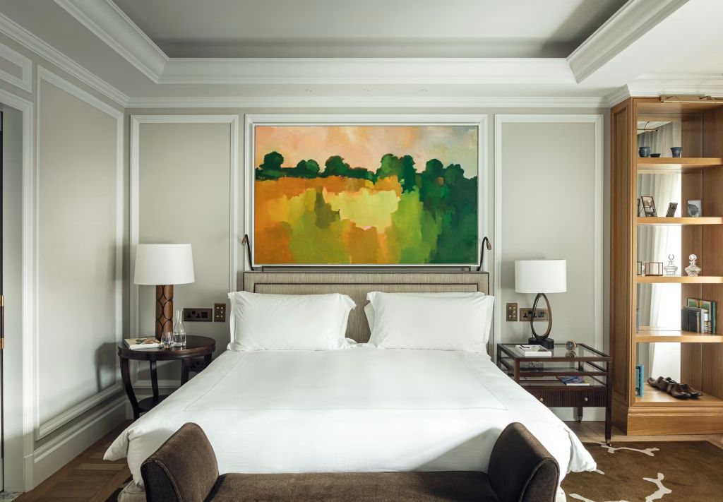 Elegantes Schlafzimmer mit großem Doppelbett und moderner Kunst an der Wand
