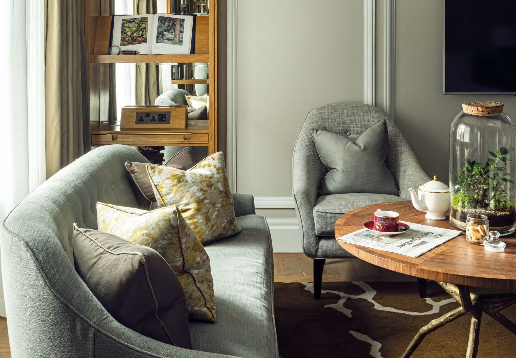 Gemütliche Sitzecke mit Sofa und Tisch in einer luxuriösen Junior-Suite