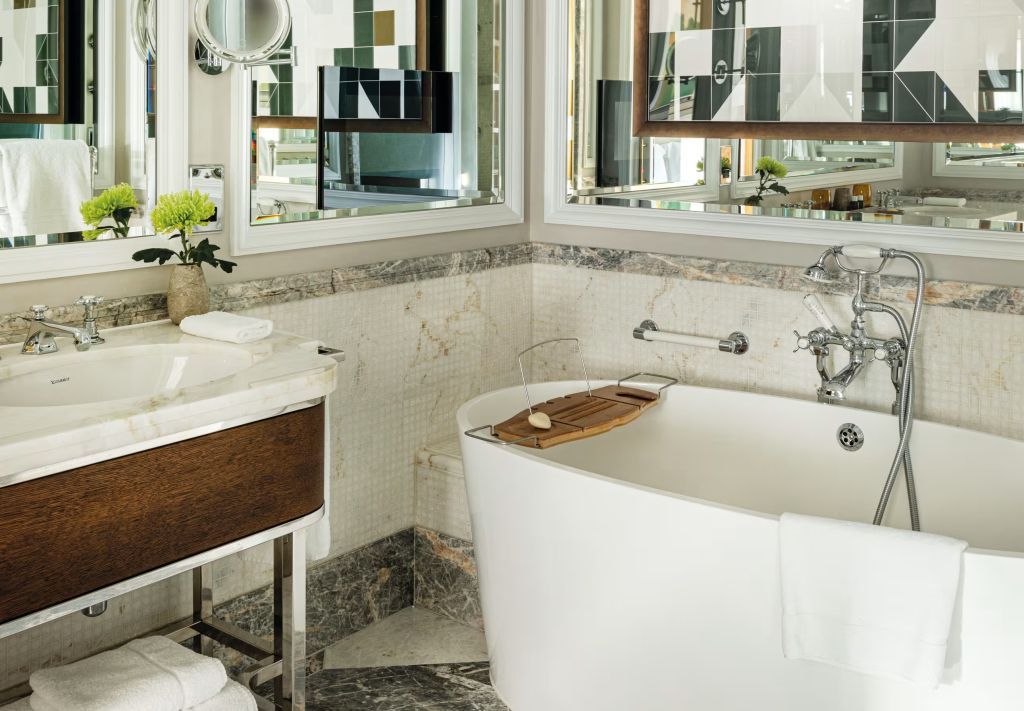Modernes Badezimmer mit eleganter Badewanne und Marmorakzenten