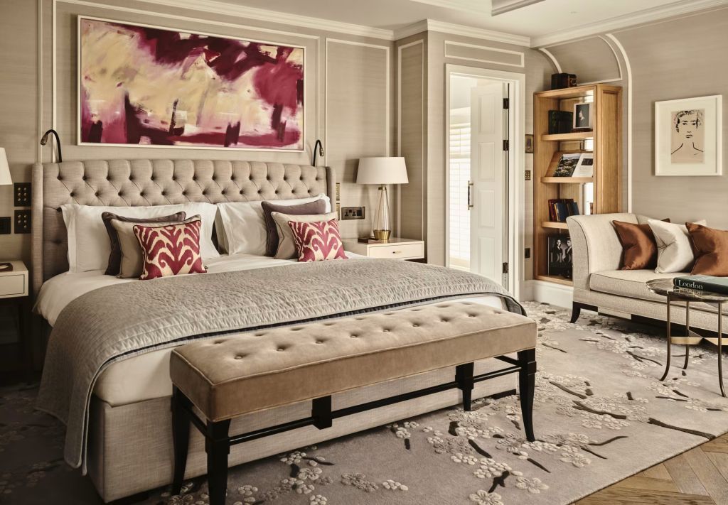 Luxuriöses Schlafzimmer mit großem Doppelbett und moderner Kunst über dem Kopfteil