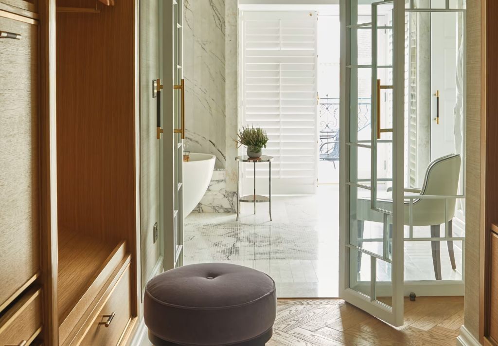Moderner, heller Flur mit Blick auf eine freistehende Badewanne und Marmorboden
