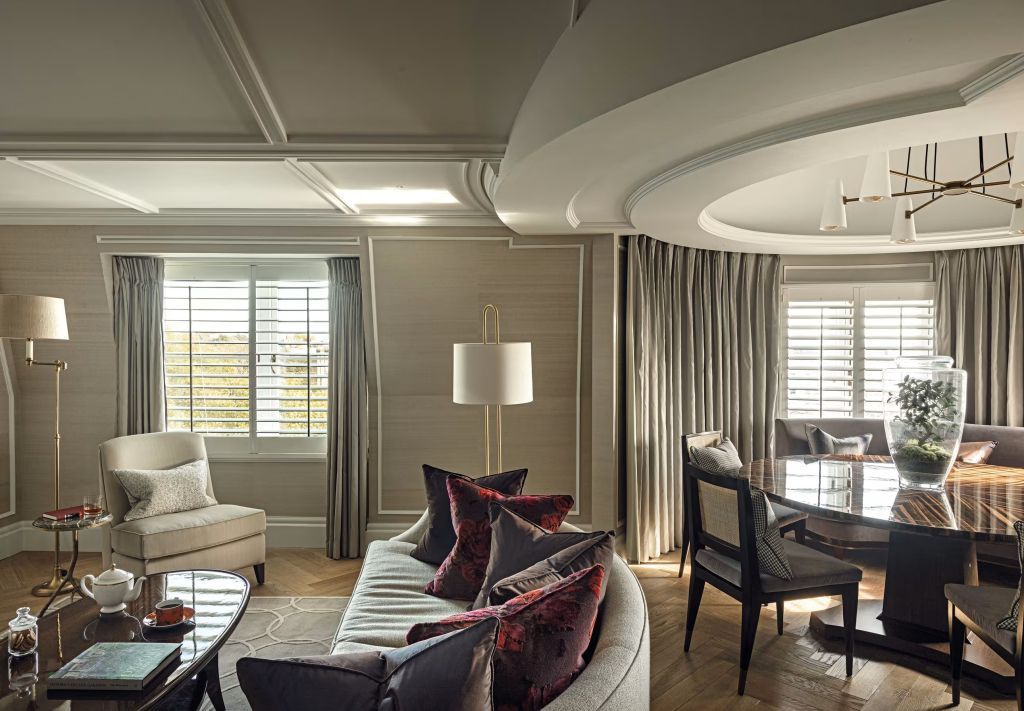 Geräumiges Wohnzimmer mit eleganten Sitzmöbeln und großen Fenstern
