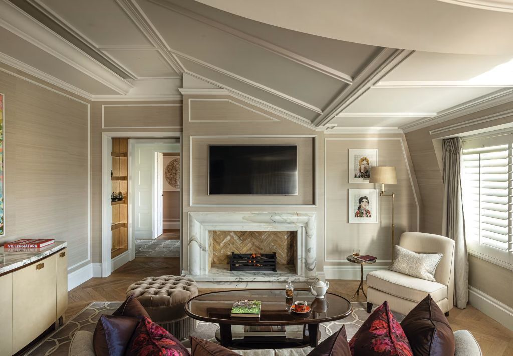 Wohnzimmer im Cadogan Penthouse mit Kamin und eleganter Einrichtung