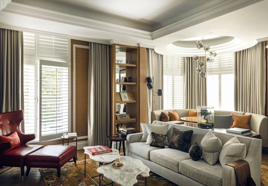Wohnbereich mit stilvollem Sofa, modernen Möbeln und großzügigen Fenstern für viel Tageslicht