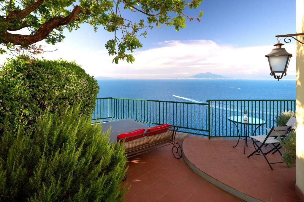 Panoramablick von Terrasse mit Sitzgelegenheit und atemberaubender Meereskulisse