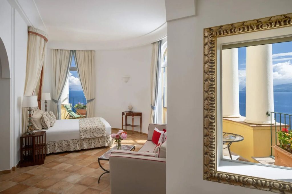 Helles Zimmer mit Meerblick und eleganter Einrichtung