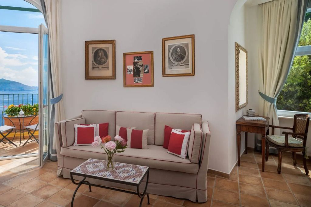 Gemütliche Sitzecke mit Sofa und eleganter Dekoration