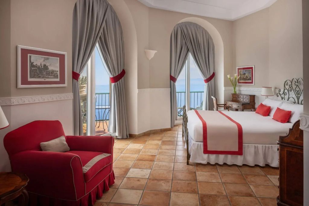 Gemütliche Junior-Suite mit Meerblick und eleganten Vorhängen