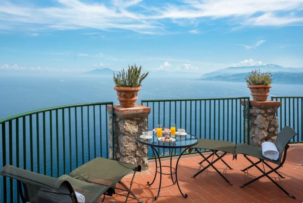 Terrasse mit Blick auf das Meer und Tisch mit Frühstück