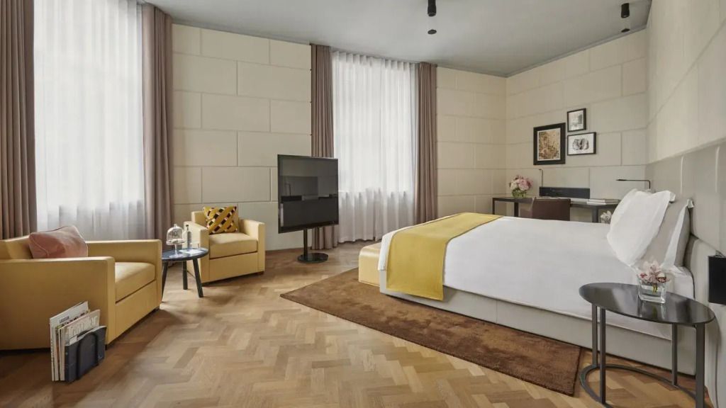 Geräumiges Zimmer mit Doppelbett und modernem TV auf Holzboden