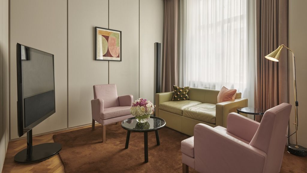 Eleganter Sitzbereich mit zwei Sesseln, Sofa und Glastisch