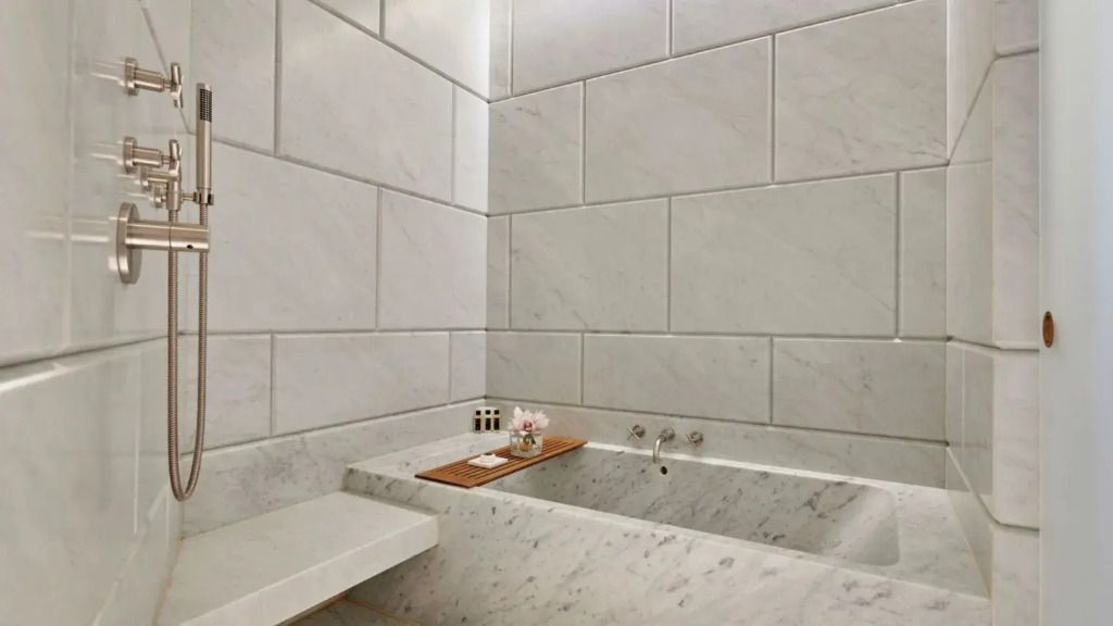 Marmorbad mit eingelassener Badewanne und luxuriösen Fliesen