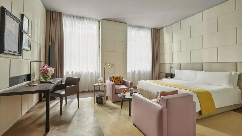 Elegantes Hotelzimmer mit Sitzbereich und großem Fenster