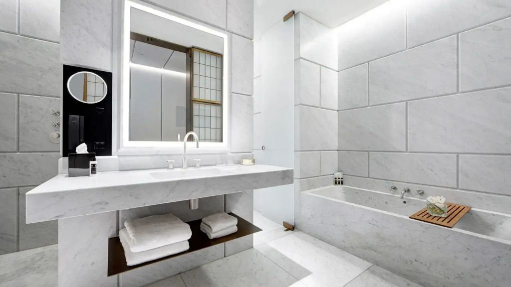 Modernes Hotelbadezimmer mit Marmordesign und Spiegel