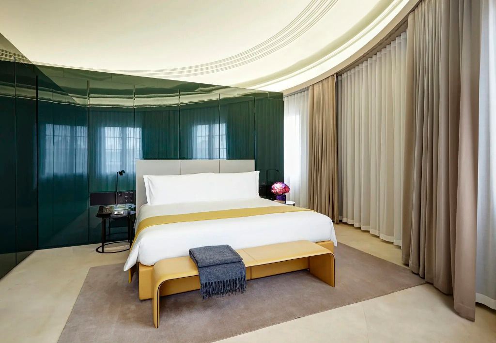 Luxuriöses Schlafzimmer mit großem Bett und eleganten Vorhängen im Dome Penthouse