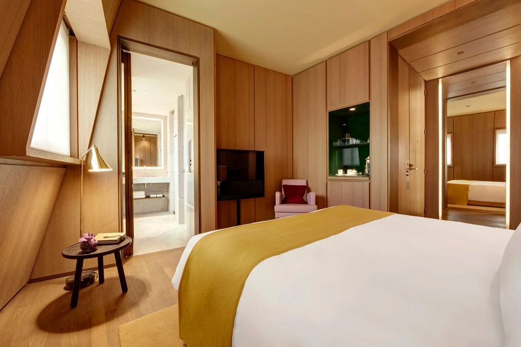 Stilvolles Zimmer mit Holzwänden und Blick ins luxuriöse Badezimmer