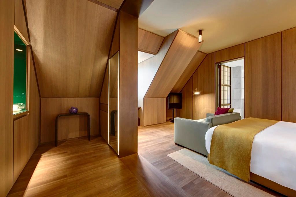 Geräumiges Zimmer mit modernem Design und schrägen Decken