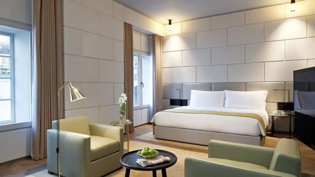 Moderne Junior-Suite mit Doppelbett und gemütlichen Sitzgelegenheiten