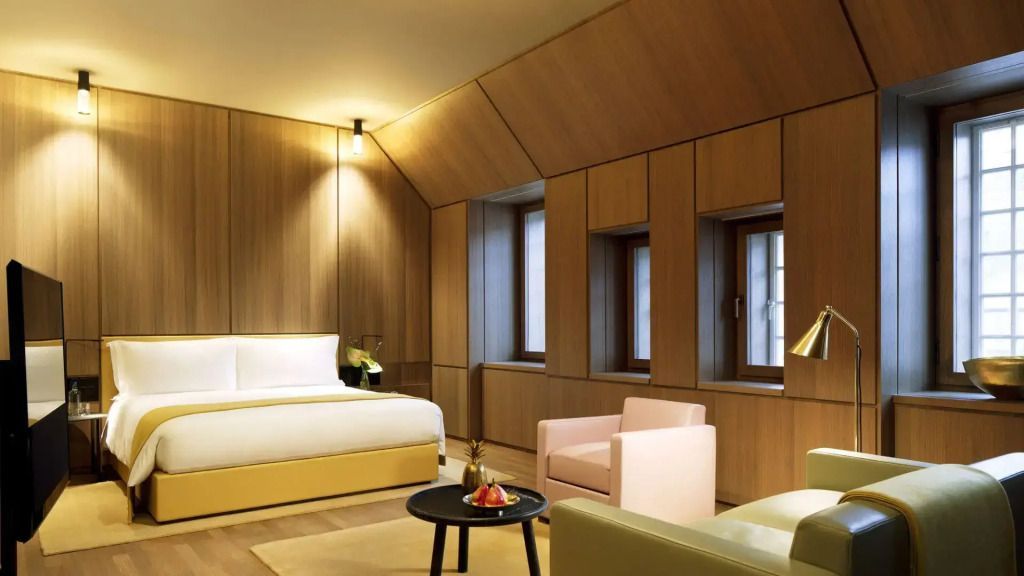 Luxuriöse Junior-Suite mit Holzverkleidung und komfortabler Sitzmöglichkeit