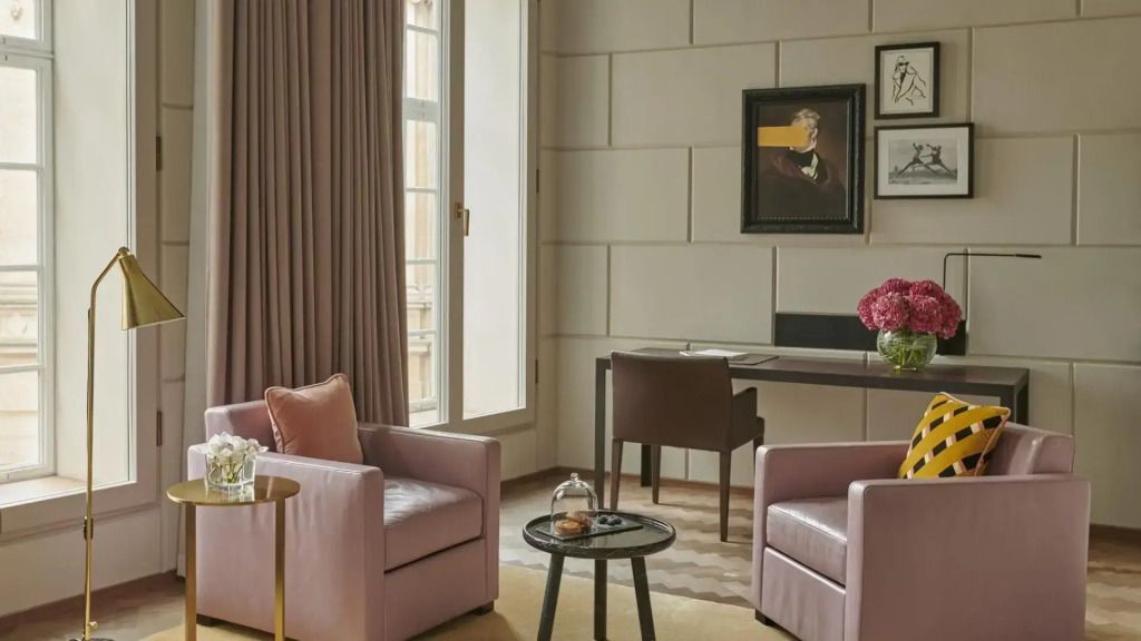 Junior-Suite mit Schreibtisch und stilvollen Sesseln neben großem Fenster