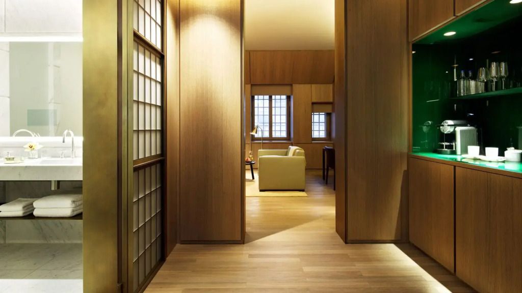 Eleganter Flur in der Junior-Suite mit Holzdetails