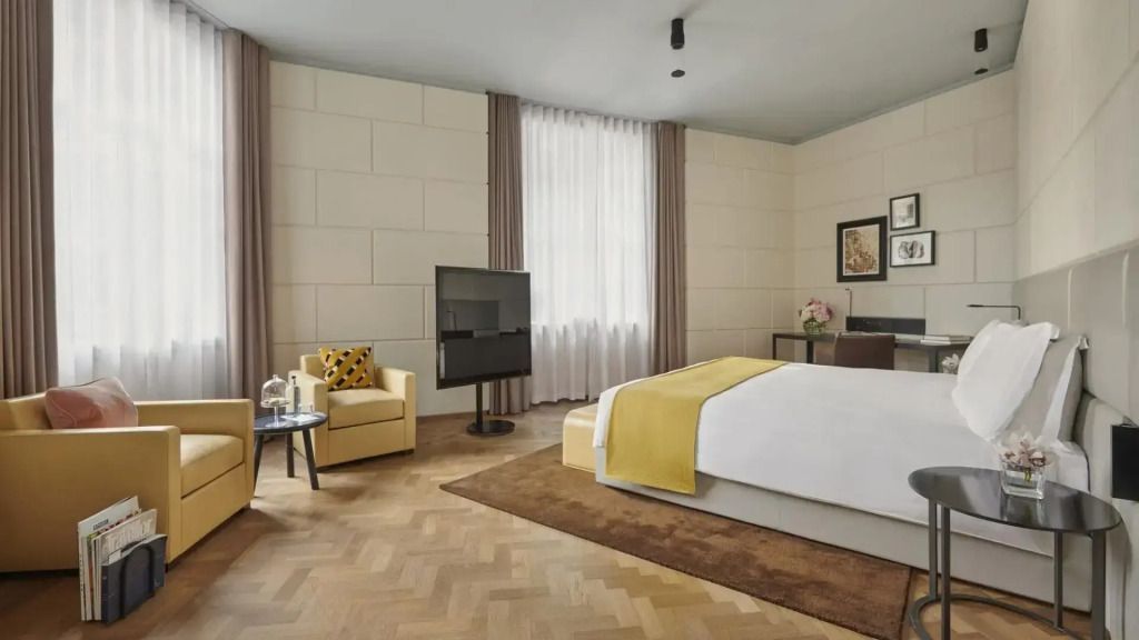 Helles Schlafzimmer in der Family Suite mit Bett und Fernseher im Hotel Cafe Royal London